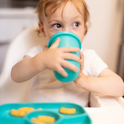 BBLÜV Küp silikonový hrneček Sippy Cup - Aqua - obrázek